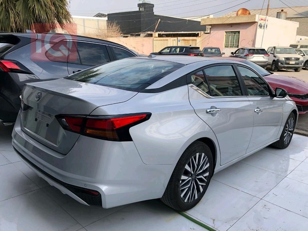 نيسان ألتيما